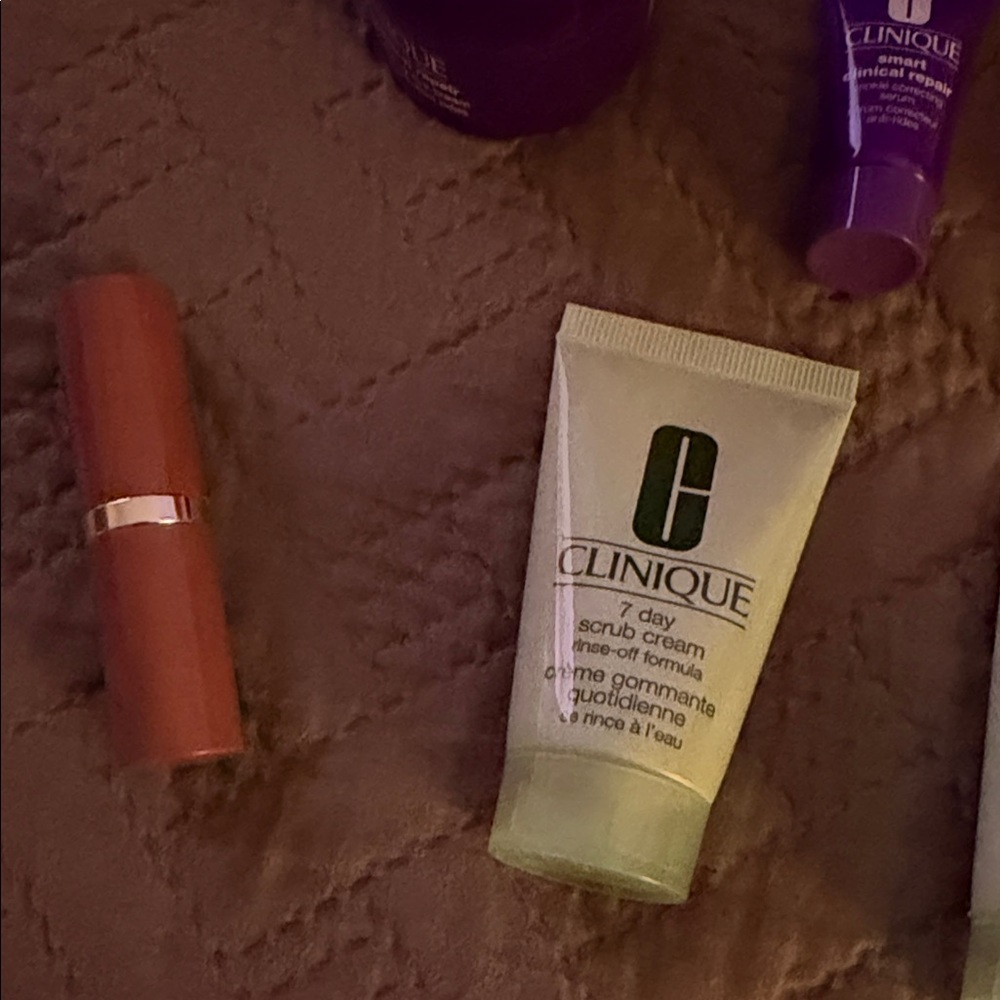Clinique Makeup travel kit BAG INCLUDED BUT InN GREEN NOT PINK - Picture 4 of 5